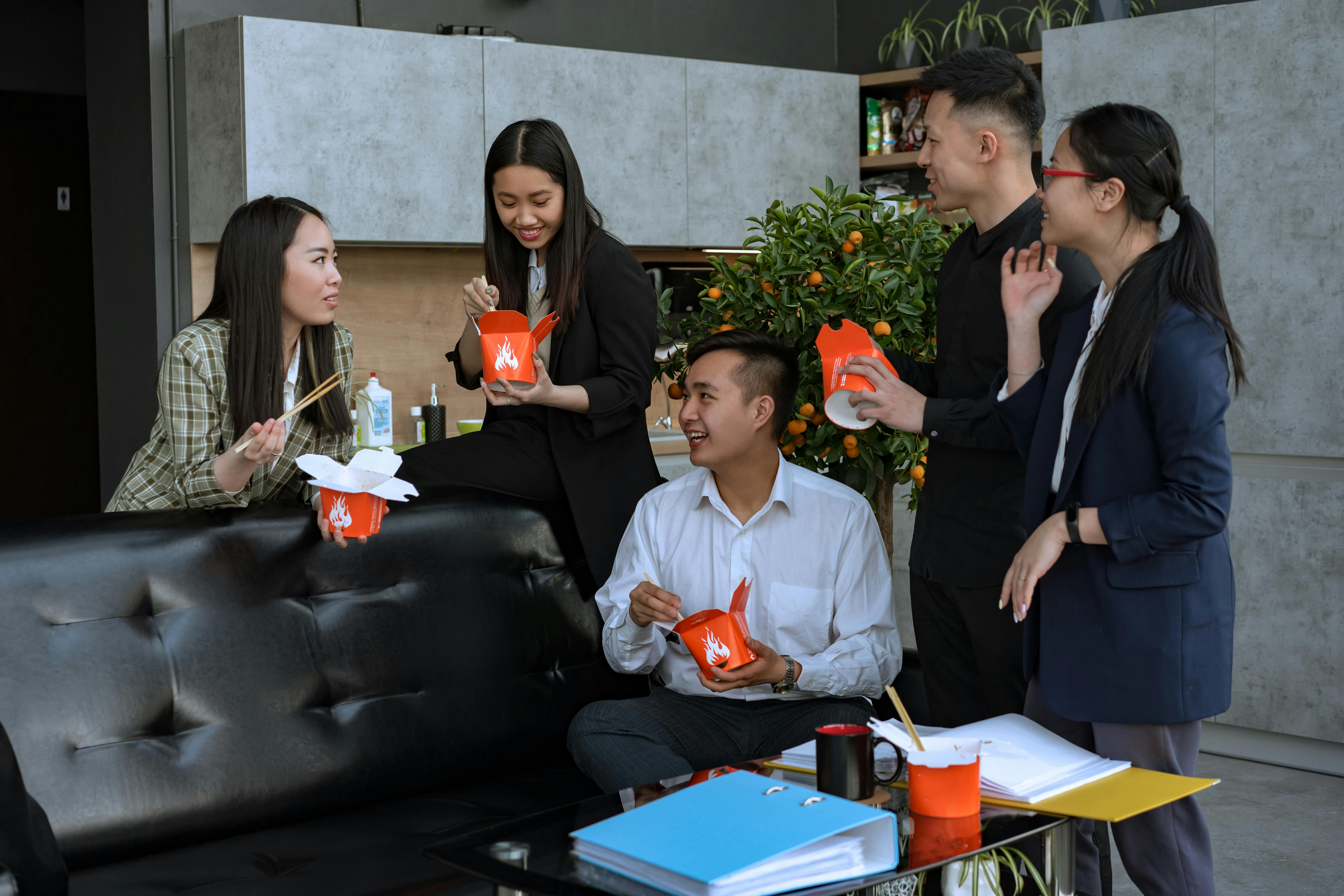 Büro-Lunch mit Kollegen